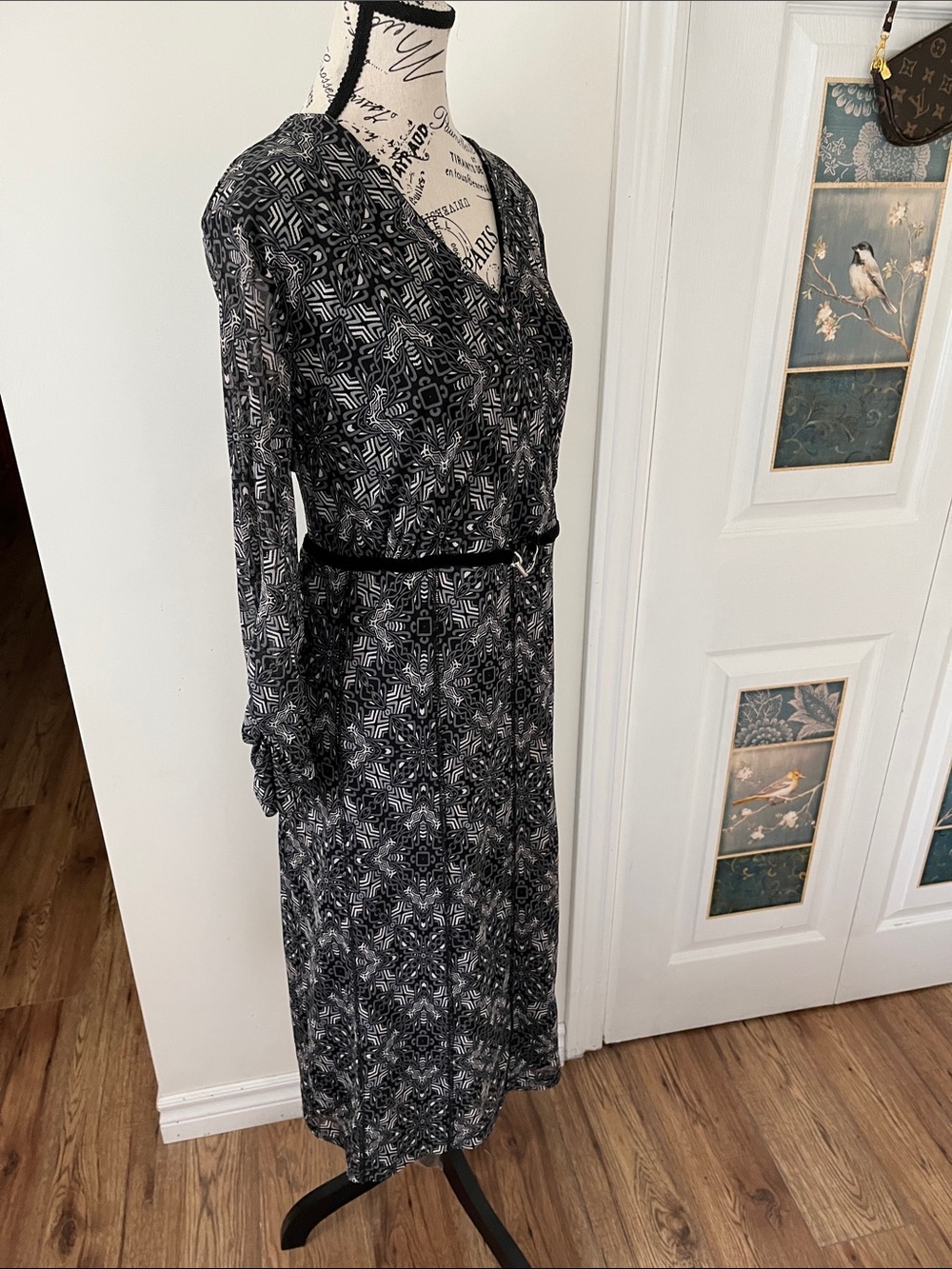 🍎Women's Black Printed V-Neck Long Sleeve Dress with Belt - Picture 7 of 8